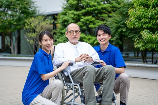 介護士と高齢者の手