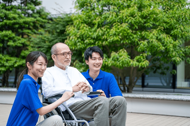 車いすに乗る高齢者と介護士