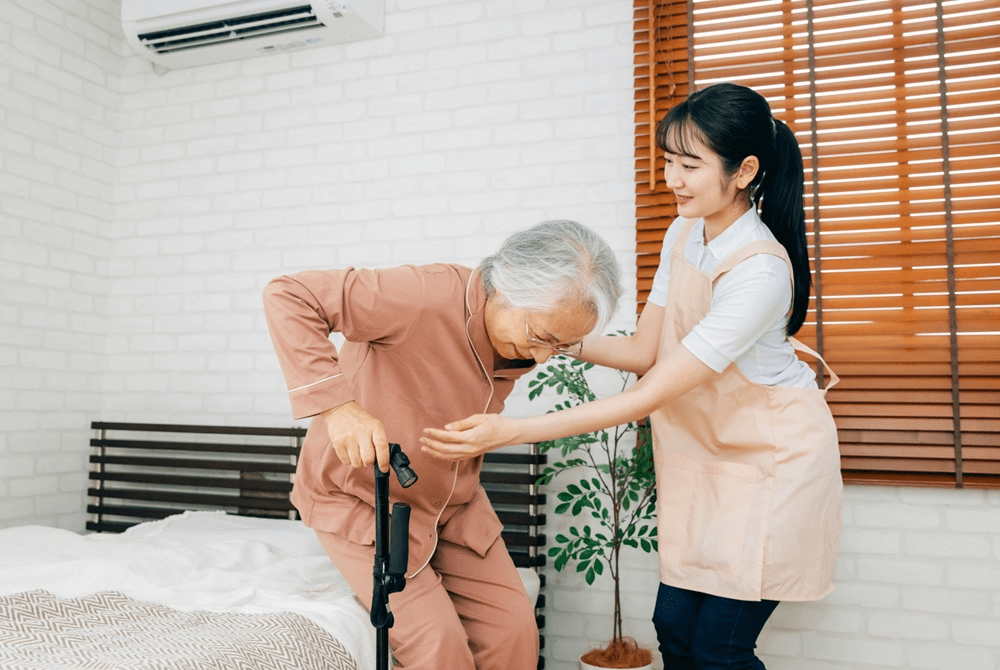 高齢者を介護する介護士